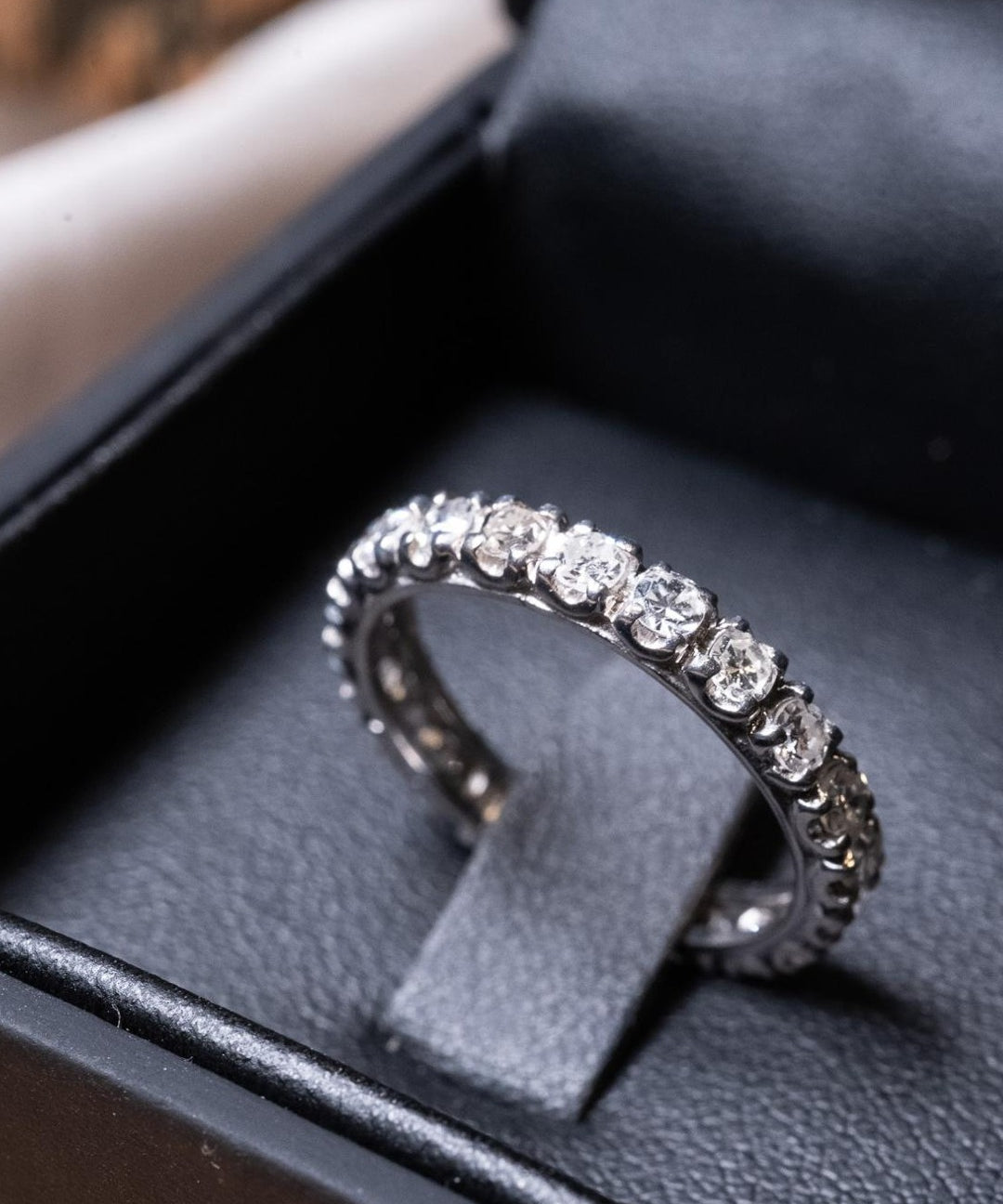 Anel aliança em ouro branco com diamantes de 0.6 pontos cada e peso de 3.5g.