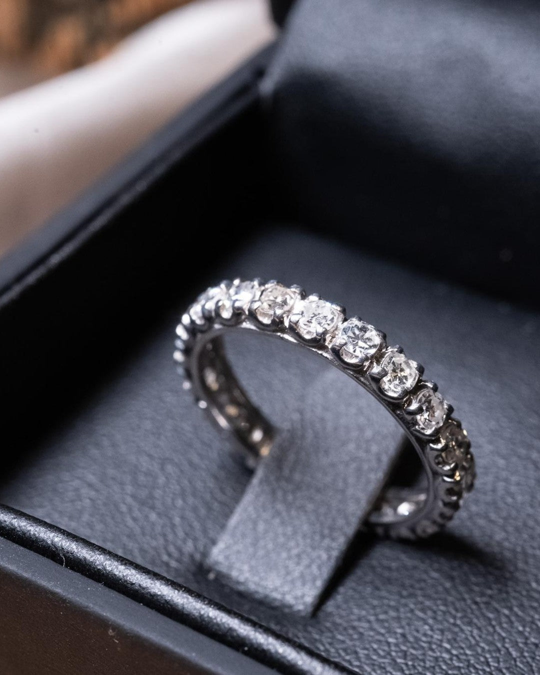 Anel aliança em ouro branco com diamantes de 0.6 pontos cada e peso de 3.5g.