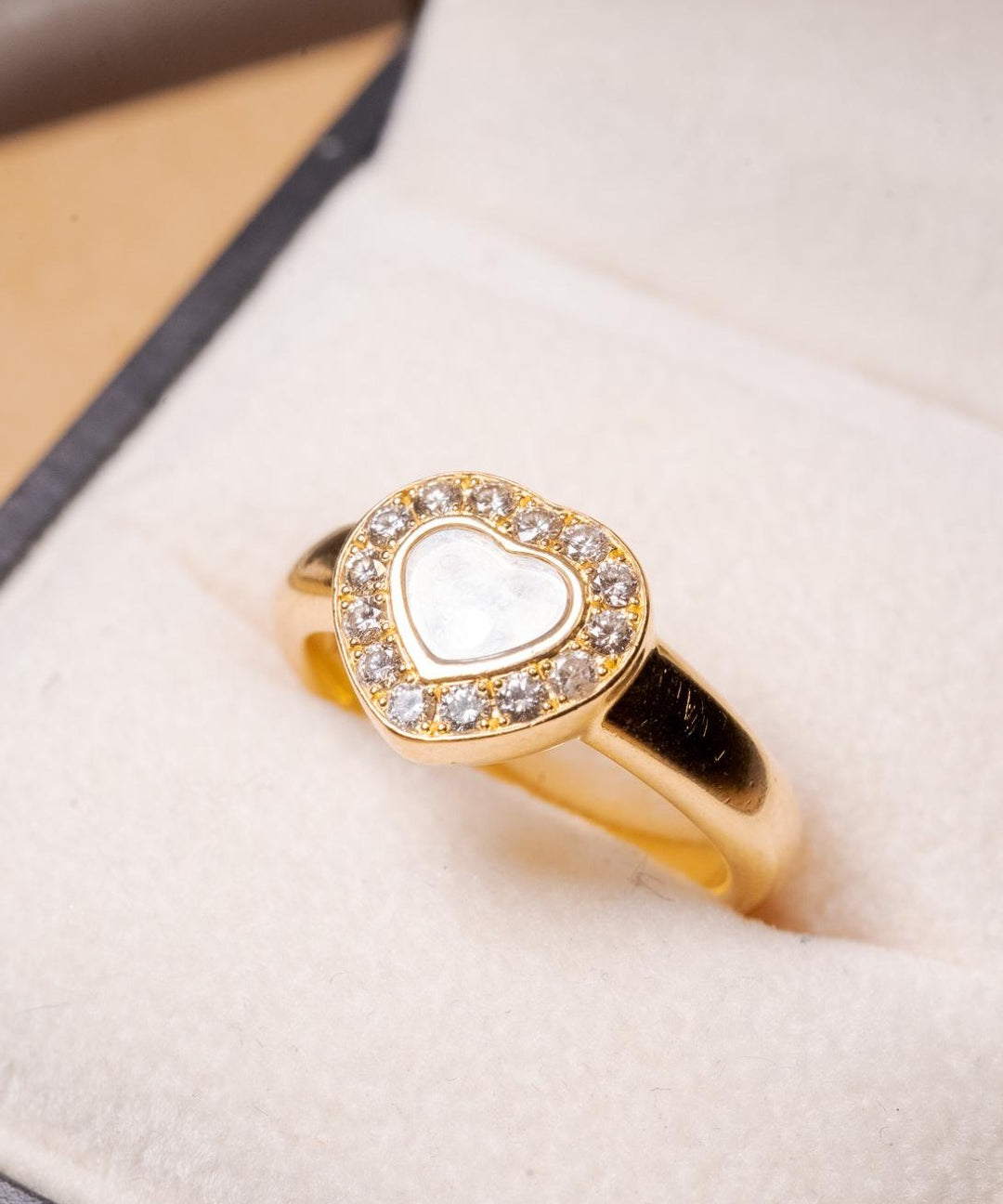 Anel Amore em ouro amarelo com diamantes de 0.02 pontos e peso de 6.2g e aro 10.