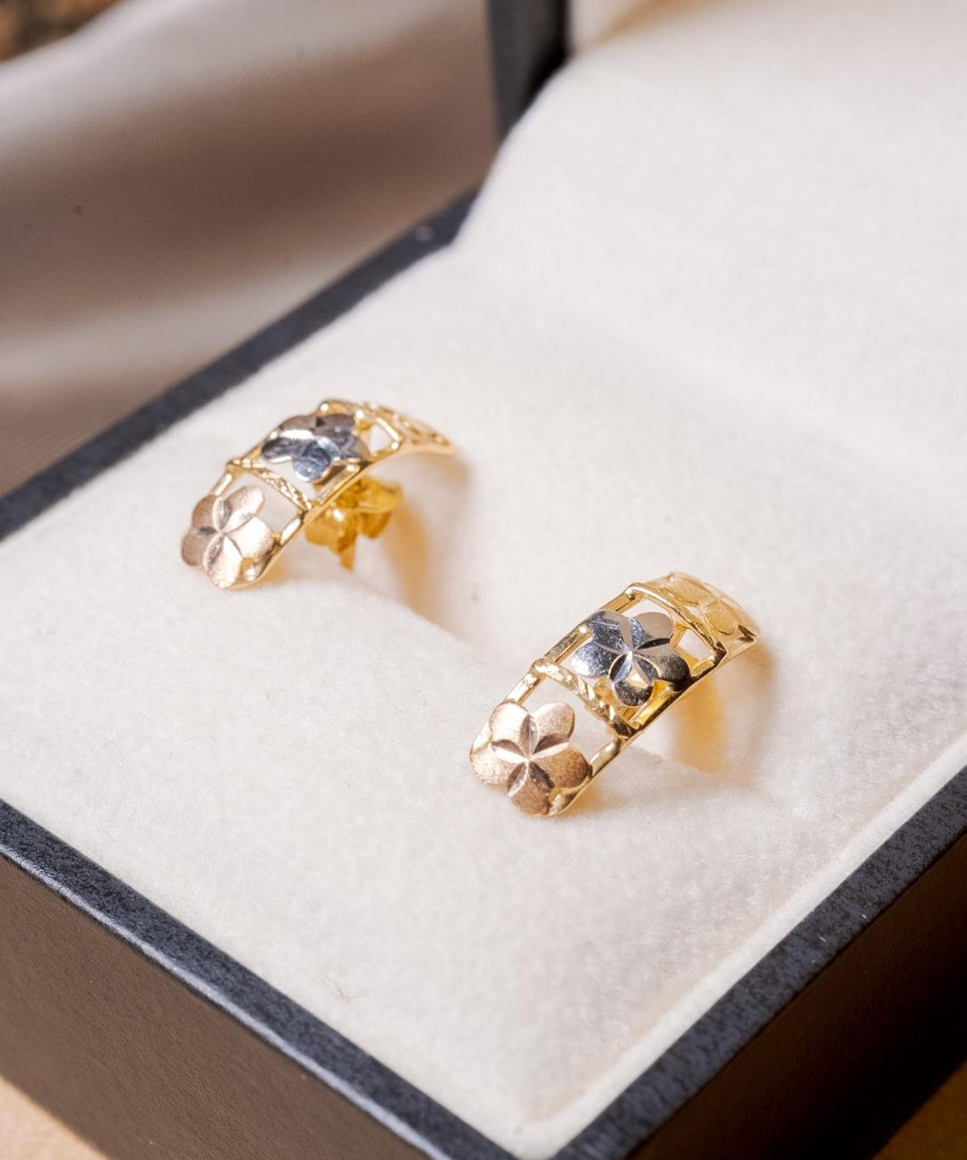 Brincos Curve Flores em ouro amarelo branco e rosê. Peso 1.3g. Dimensão 1.5 x 0.5cm.
