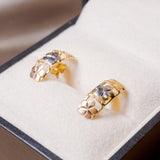 Brincos Curve Flores em ouro amarelo branco e rosê. Peso 1.3g. Dimensão 1.5 x 0.5cm.