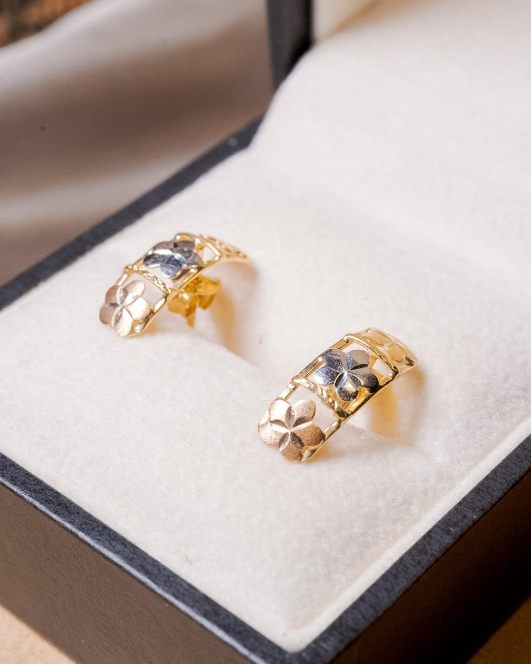 Brincos Curve Flores em ouro amarelo branco e rosê. Peso 1.3g. Dimensão 1.5 x 0.5cm.