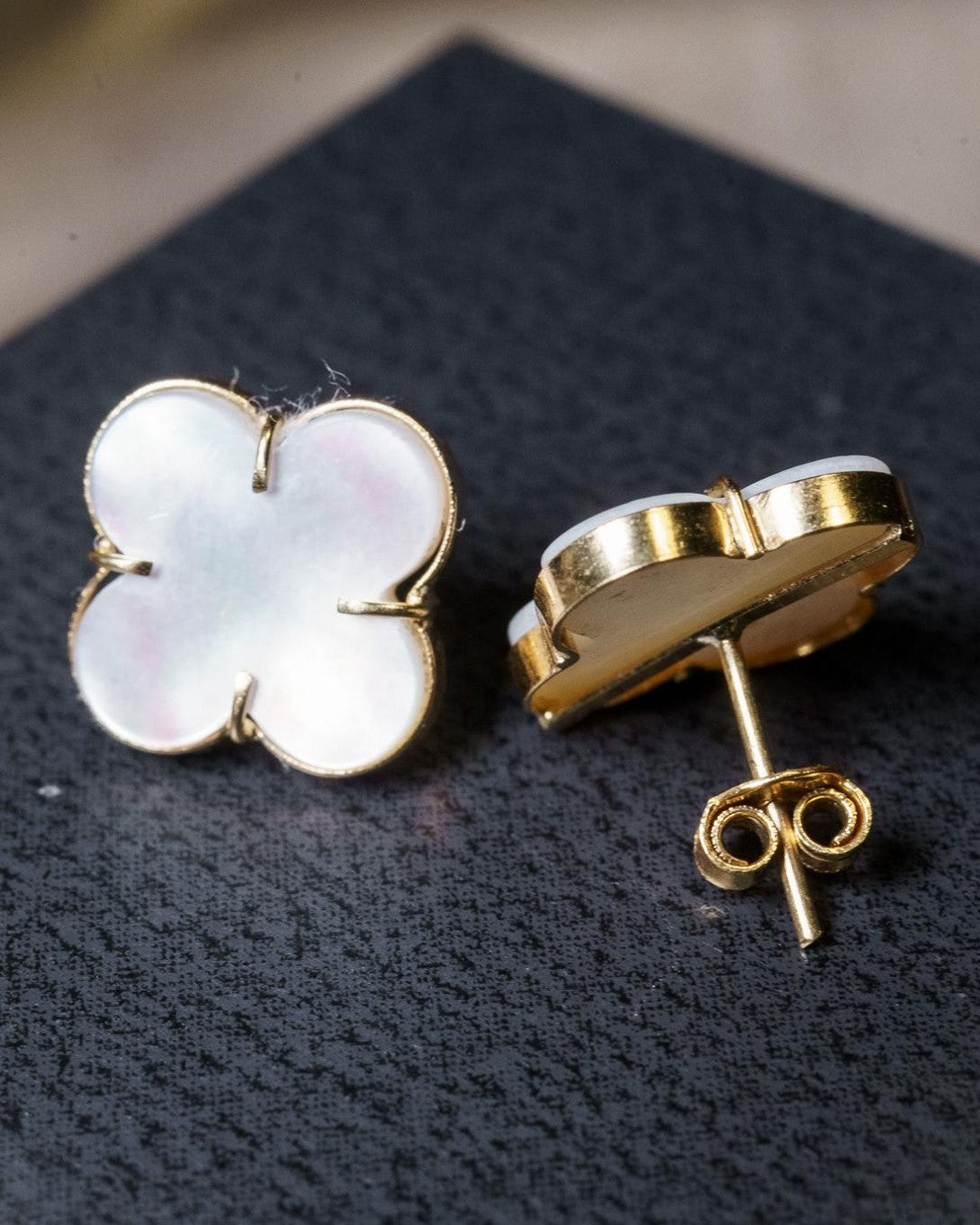 Brincos Trevo Van Cleef em ouro amarelo com madrepérola. Peso 1.8g e diâmetro de 1.2cm. Joia inspiração.