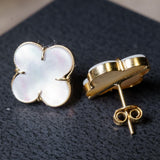 Brincos Trevo Van Cleef em ouro amarelo com madrepérola. Peso 1.8g e diâmetro de 1.2cm. Joia inspiração.