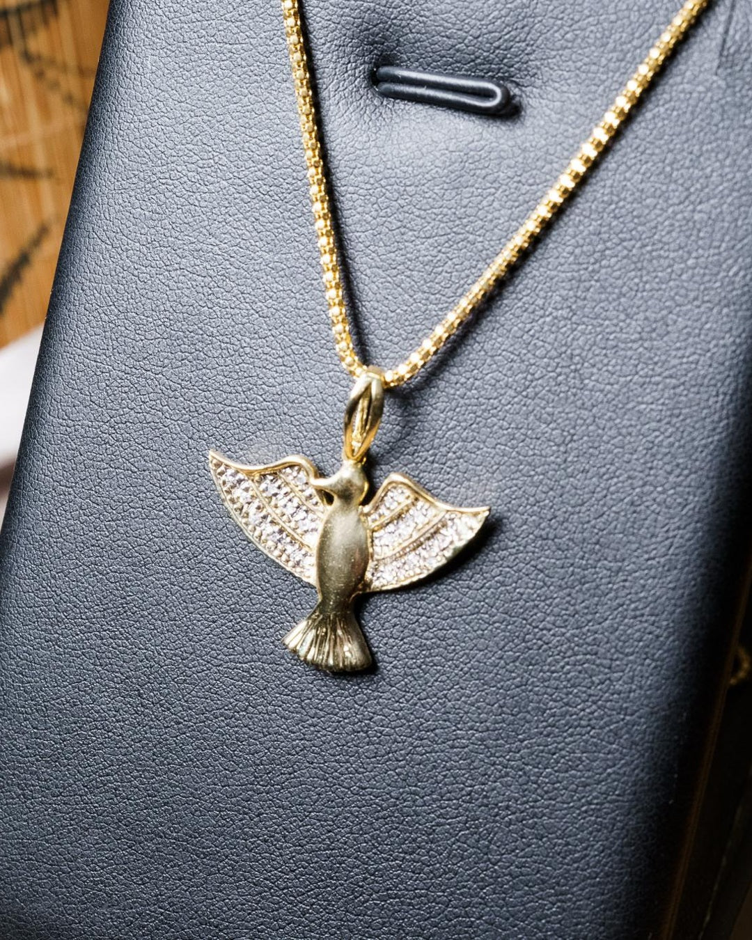 Pingente espírito santo em ouro amarelo com diamantes brilhantes. Peso 3.0g. Dimensão 3.0 x 2.7cm.