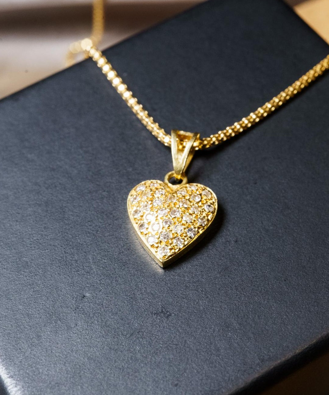 Pingente coração em ouro amarelo com diamantes de 0.01ct.