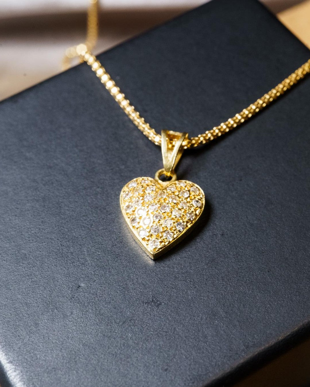 Pingente coração em ouro amarelo com diamantes de 0.01ct.