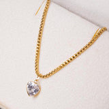 Pingente coração em ouro amarelo com safira de 0.4g e 1.1cm de comprimento e largura.