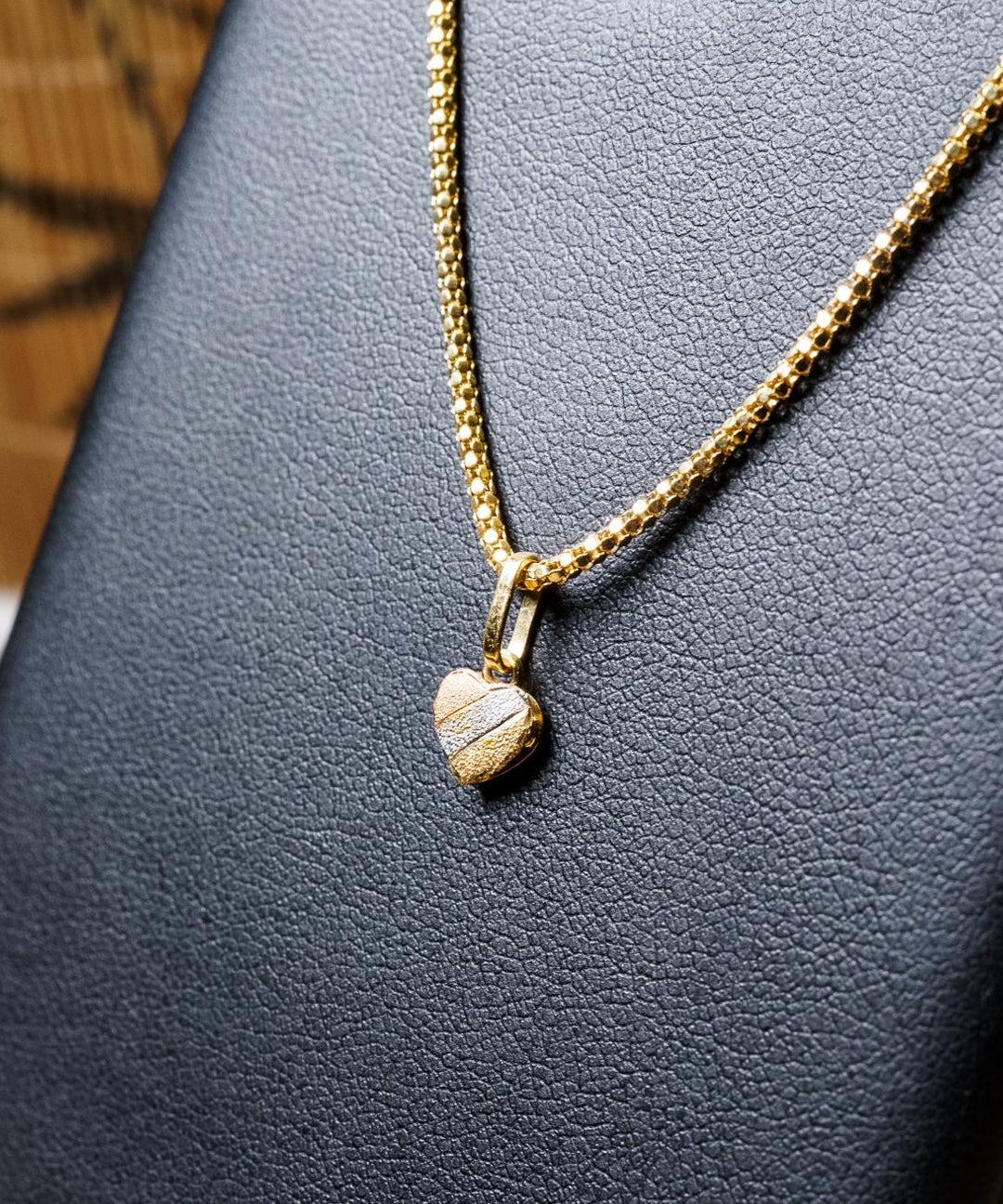 Pingente coração em ouro amarelo branco e rosê com peso de 0.4g e dimensão de 1.0 x 0.6cm.