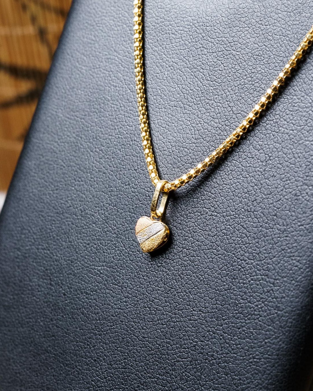 Pingente coração em ouro amarelo branco e rosê com peso de 0.4g e dimensão de 1.0 x 0.6cm.