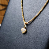 Pingente coração em ouro amarelo branco e rosê com peso de 0.4g e dimensão de 1.0 x 0.6cm.