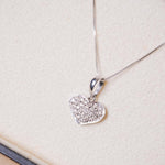 Pingente coração em ouro branco com diamantes brilhantes. Peso 1.0g. Dimensão 1.4 x 1.2cm.