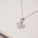 Pingente coração em ouro branco com diamantes brilhantes. Peso 1.0g. Dimensão 1.4 x 1.2cm.