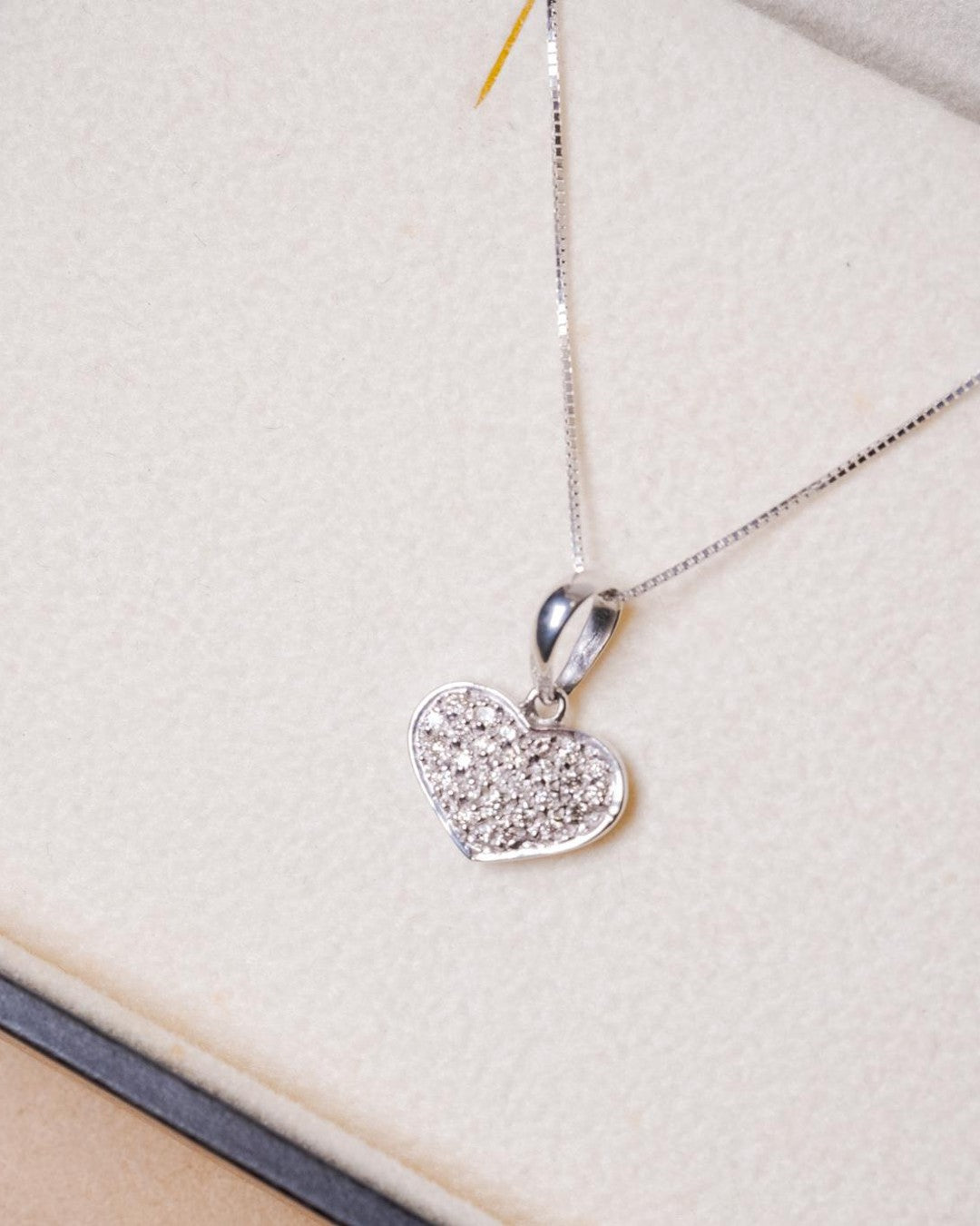 Pingente coração em ouro branco com diamantes brilhantes. Peso 1.0g. Dimensão 1.4 x 1.2cm.