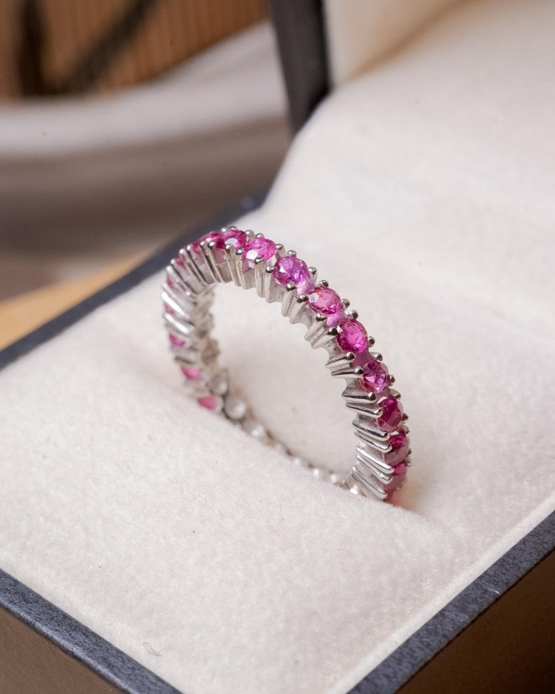 Anel aliança em ouro branco com rubelitas brilhantes de 06 pontos e peso de 3.7g aro 16.