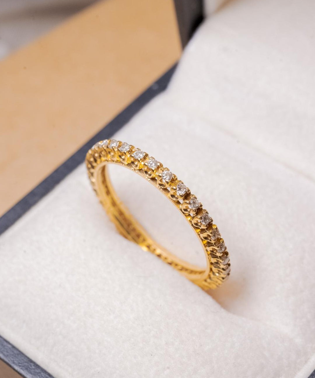 Anel aliança inteira em ouro amarelo com diamantes de 0.02 pontos e peso de 2.4g aro 21.
