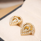 Brincos de ouro amarelo com diamantes brilhantes de 0.02 pontos e peso de 4.3g.