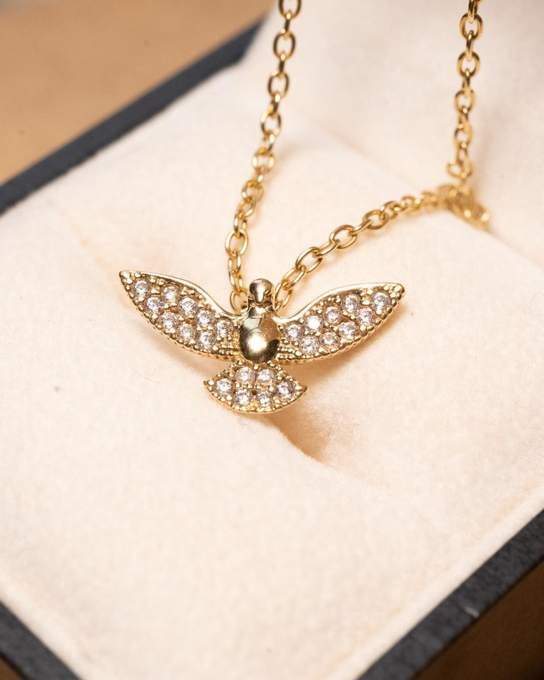 Pingente Espírito Santo em ouro amarelo com safiras brancas de 0.1 ponto.