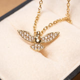 Pingente Espírito Santo em ouro amarelo com safiras brancas de 0.1 ponto.