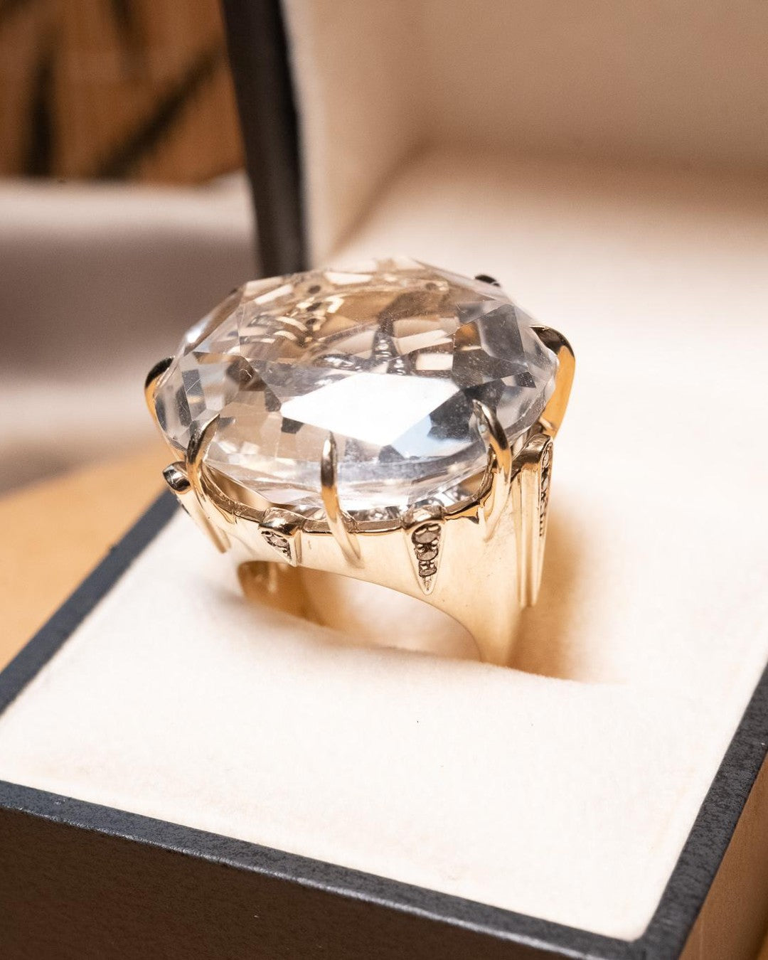 Anel HStern Moonlight G em ouro nobre com cristal de rocha de 2.5x2.5cm e diamantes cocnag brilhantes.