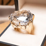 Anel HStern Moonlight G em ouro nobre com cristal de rocha de 2.5x2.5cm e diamantes cocnag brilhantes.