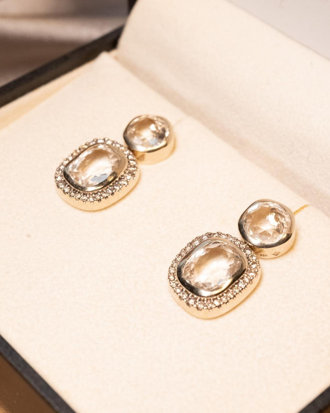 Brincos Hstern Heritage em ouro nobre com cristais de rocha e diamantes brilhantes.