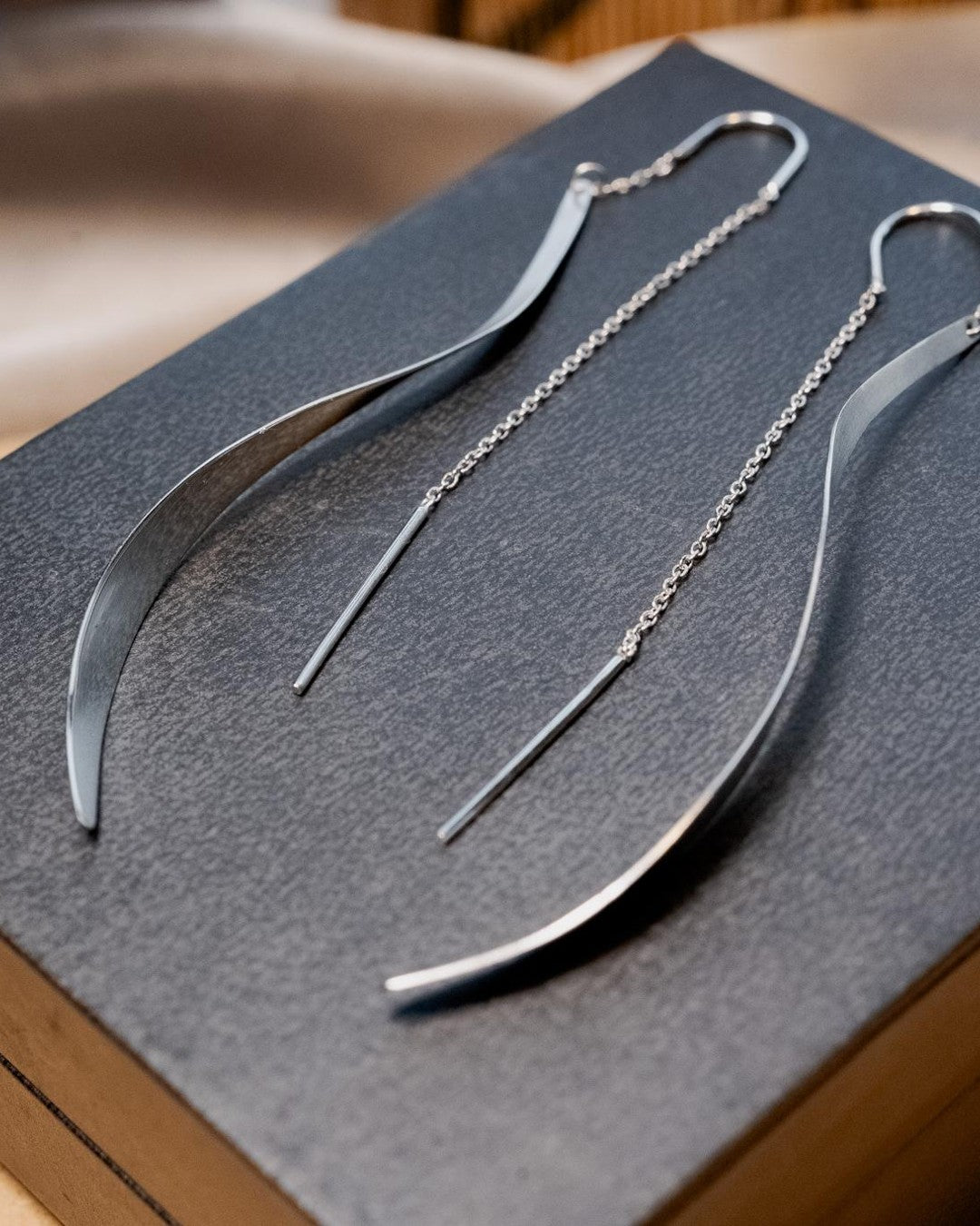 Brincos Hstern MyCollection em ouro branco pesando 4.1g e medindo 6.5cm por 0.5cm.