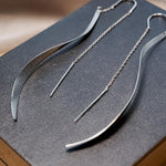 Brincos Hstern MyCollection em ouro branco pesando 4.1g e medindo 6.5cm por 0.5cm.