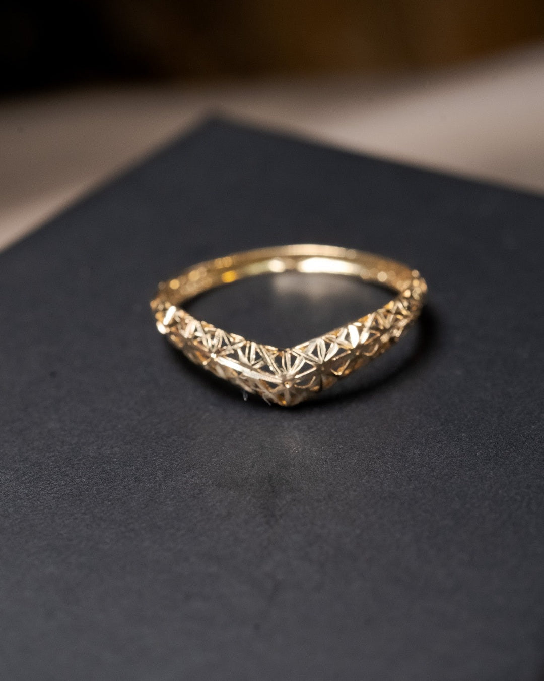 Anel moderno de ouro amarelo com base de 0.5cm e aro 17.5 pesando 0.9 gramas.