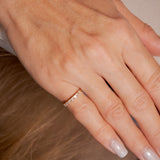 Anel Meia Aliança Em Ouro Amarelo Cravejado Com 07 Safiras Brancas Naturais