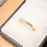 Anel Meia Aliança Em Ouro Amarelo Cravejado Com 07 Safiras Brancas Naturais