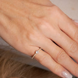 Anel Solitário em Ouro Amarelo com Safiras Brancas