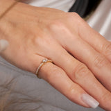 Anel Solitário em Ouro Amarelo com Safiras Brancas