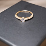 Anel Solitário em Ouro Amarelo com Safiras Brancas