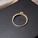 Anel Solitário em Ouro Amarelo com Safiras Brancas