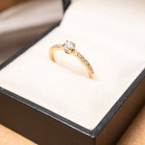 Anel Solitário em Ouro Amarelo com Safiras Brancas