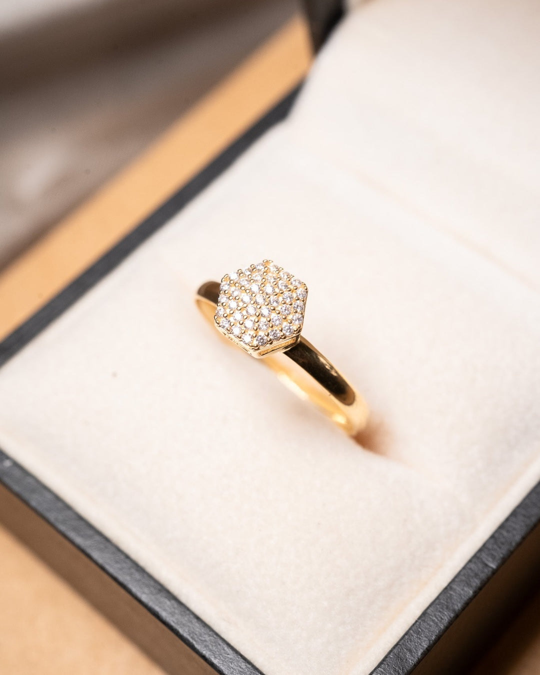 Anel chuveiro hexagonal em ouro amarelo com safiras brancas de 0.1 ponto e peso de 1.2g aro 19.