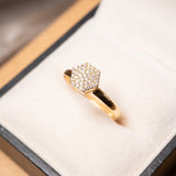 Anel chuveiro hexagonal em ouro amarelo com safiras brancas de 0.1 ponto e peso de 1.2g aro 19.