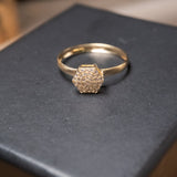 Anel Chuveiro Hexagonal em Ouro Amarelo com Safiras Brancas de 01 Ponto