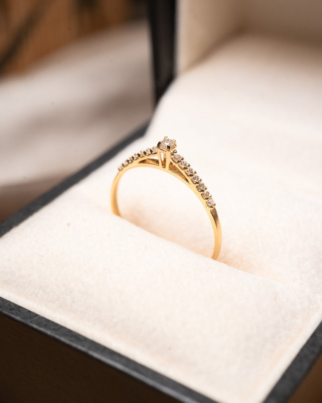 Anel solitário em ouro amarelo com safiras brancas de 0.1 ponto e peso de 1.1g. Aro 16.