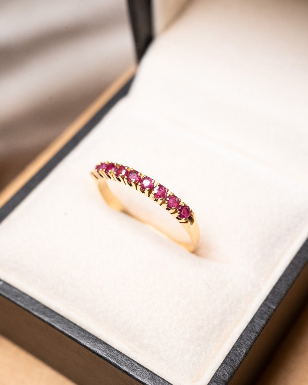 Anel meia aliança em ouro amarelo com 9 rubelitas de 0.5 pontos cada e peso de 1.5g aro 21.