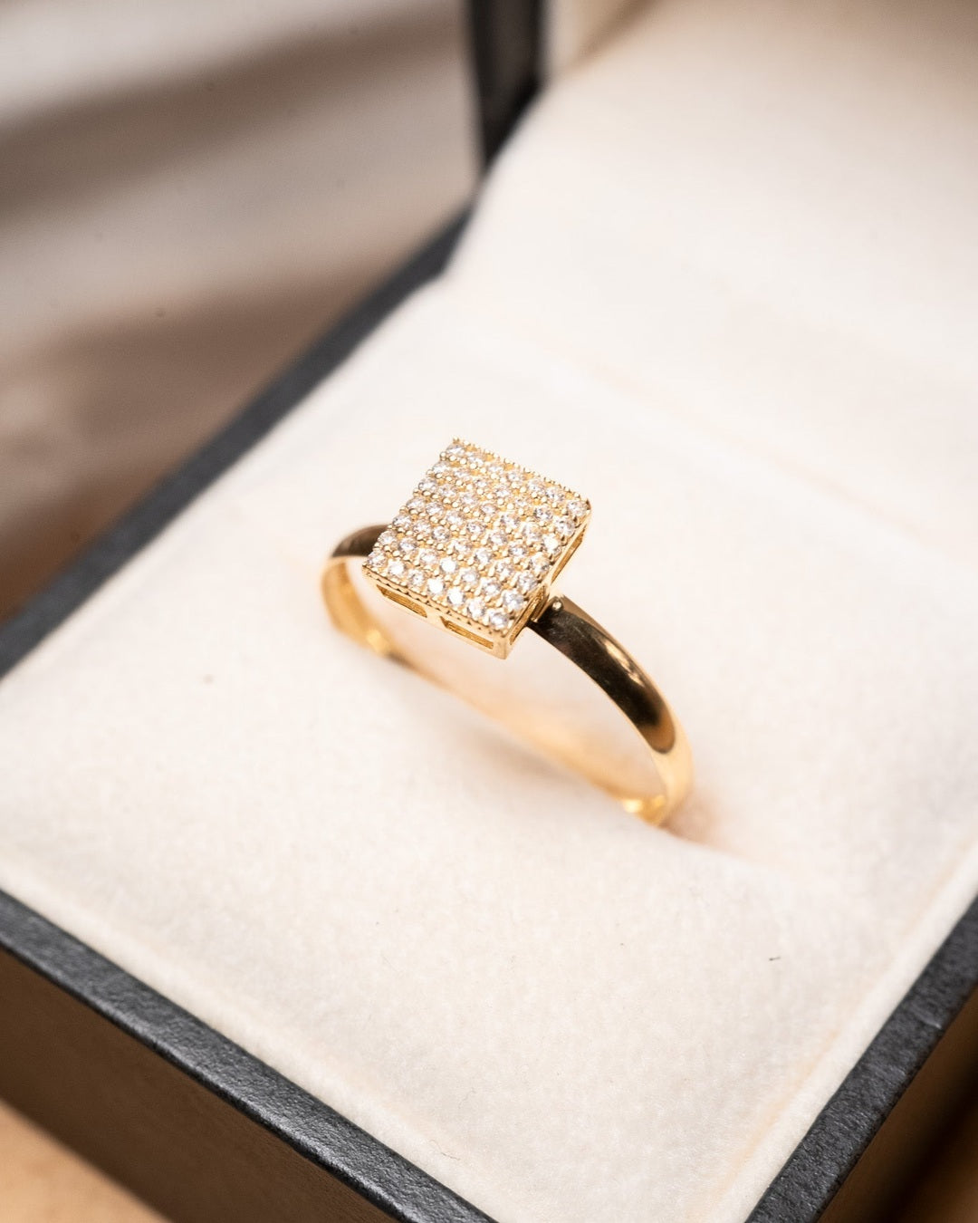 Anel chuveiro em ouro amarelo com safiras. Peso 1.5g. Aro 23.