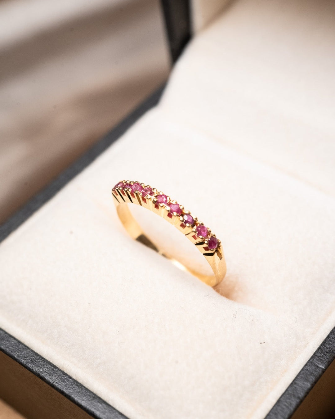 Anel meia aliança em ouro amarelo com rubelitas de 0.3 pontos e peso de 1.2g aro 14.