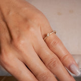 Anel Solitário Em Ouro Amarelo E Safira de 10 Pontos