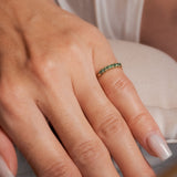 Meia Aliança em Ouro Amarelo e Esmeraldas de 03 Pontos