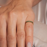 Meia Aliança em Ouro Amarelo e Esmeraldas de 03 Pontos