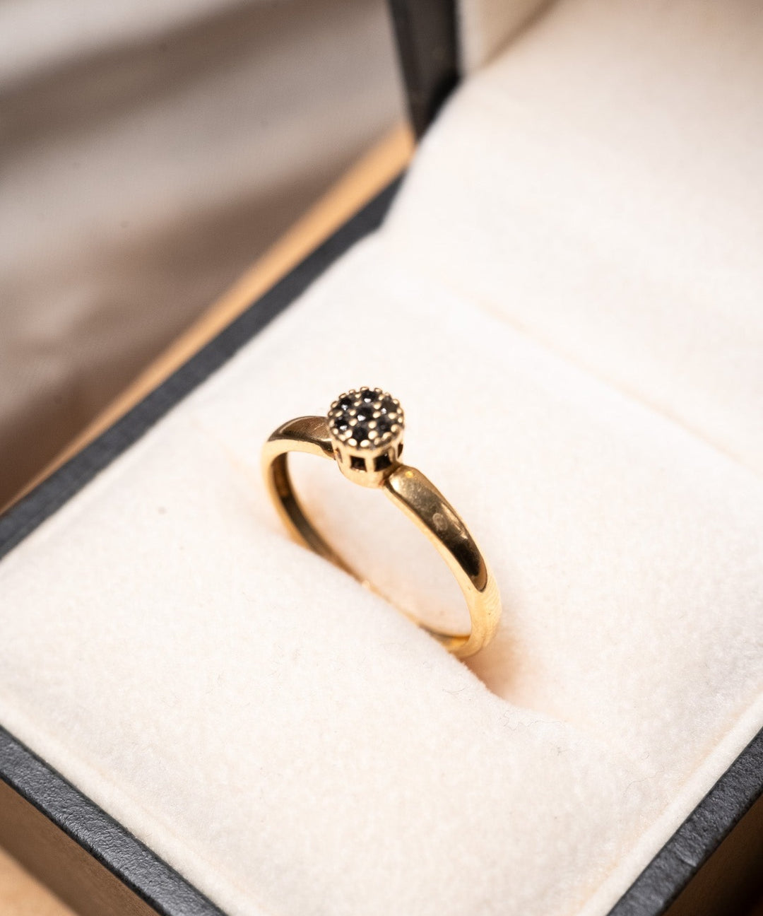 Anel chuveirinho em ouro amarelo com diamantes negros de 0.5 ponto cada e peso de 1.3g aro 14.5.