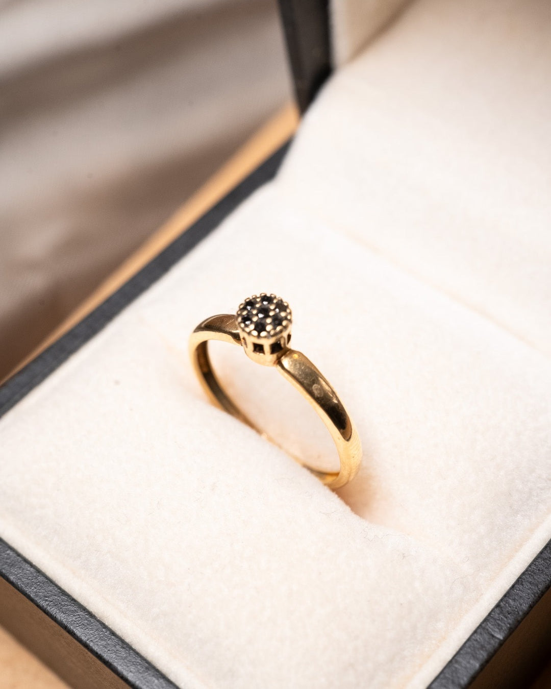 Anel chuveirinho em ouro amarelo com diamantes negros de 0.5 ponto cada e peso de 1.3g aro 14.5.