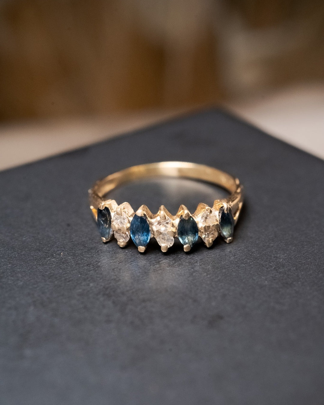 Anel meia aliança em ouro amarelo com diamantes brilhantes vvs1 e safiras azuis navette.