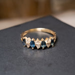 Anel meia aliança em ouro amarelo com diamantes brilhantes vvs1 e safiras azuis navette.